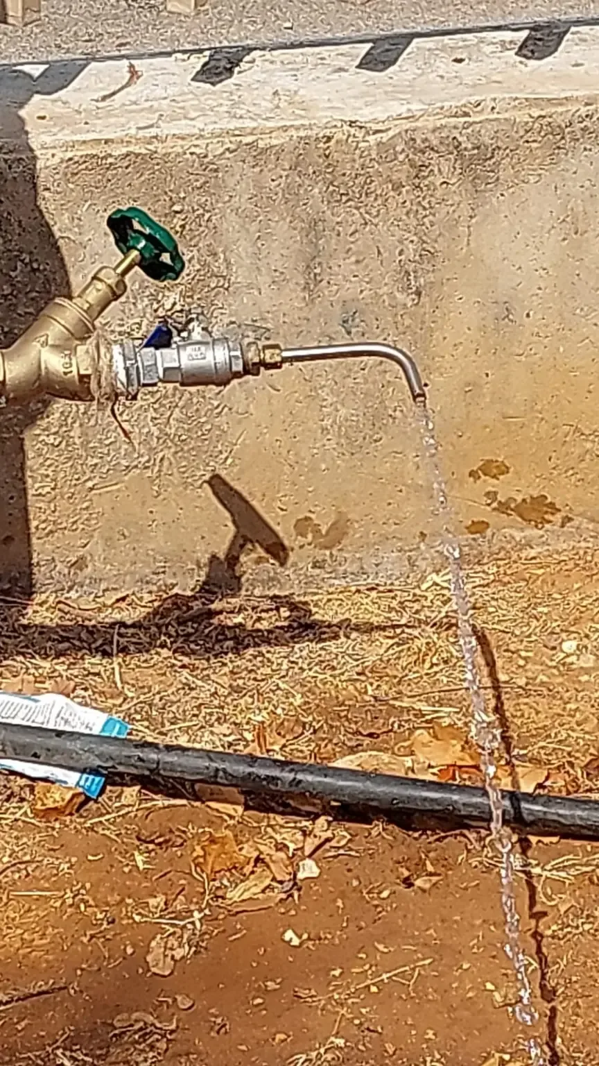 שטיפת קו מים באתר