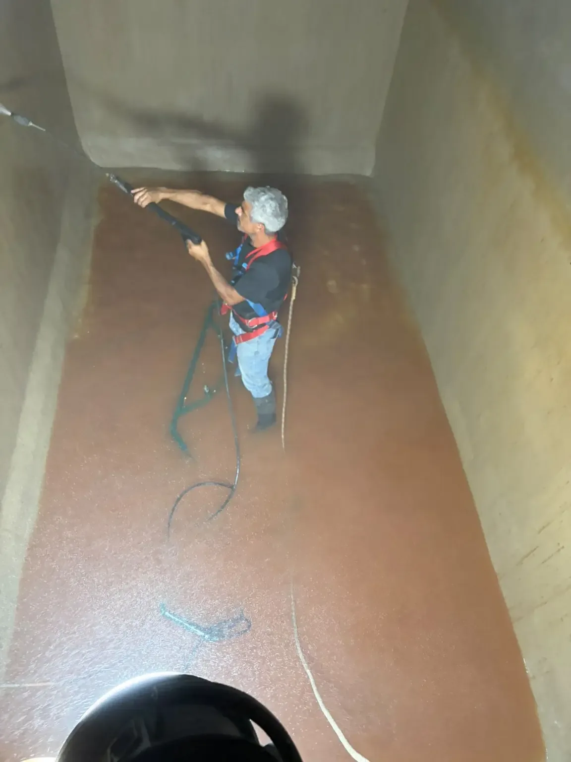 שטיפת דפנות מאגר מים במהלך ניקוי וחיטוי