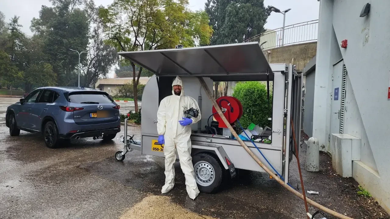 עובד עם ציוד מיגון וציוד עבודה ייעודי