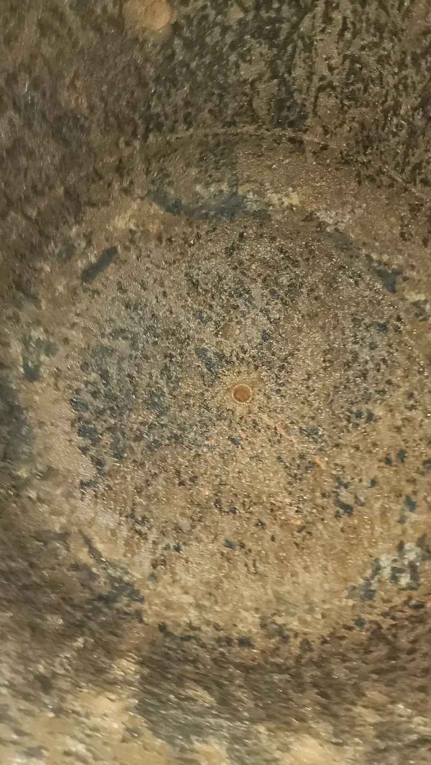 משקעים וקורוזיה שהתגלו במאגר מים