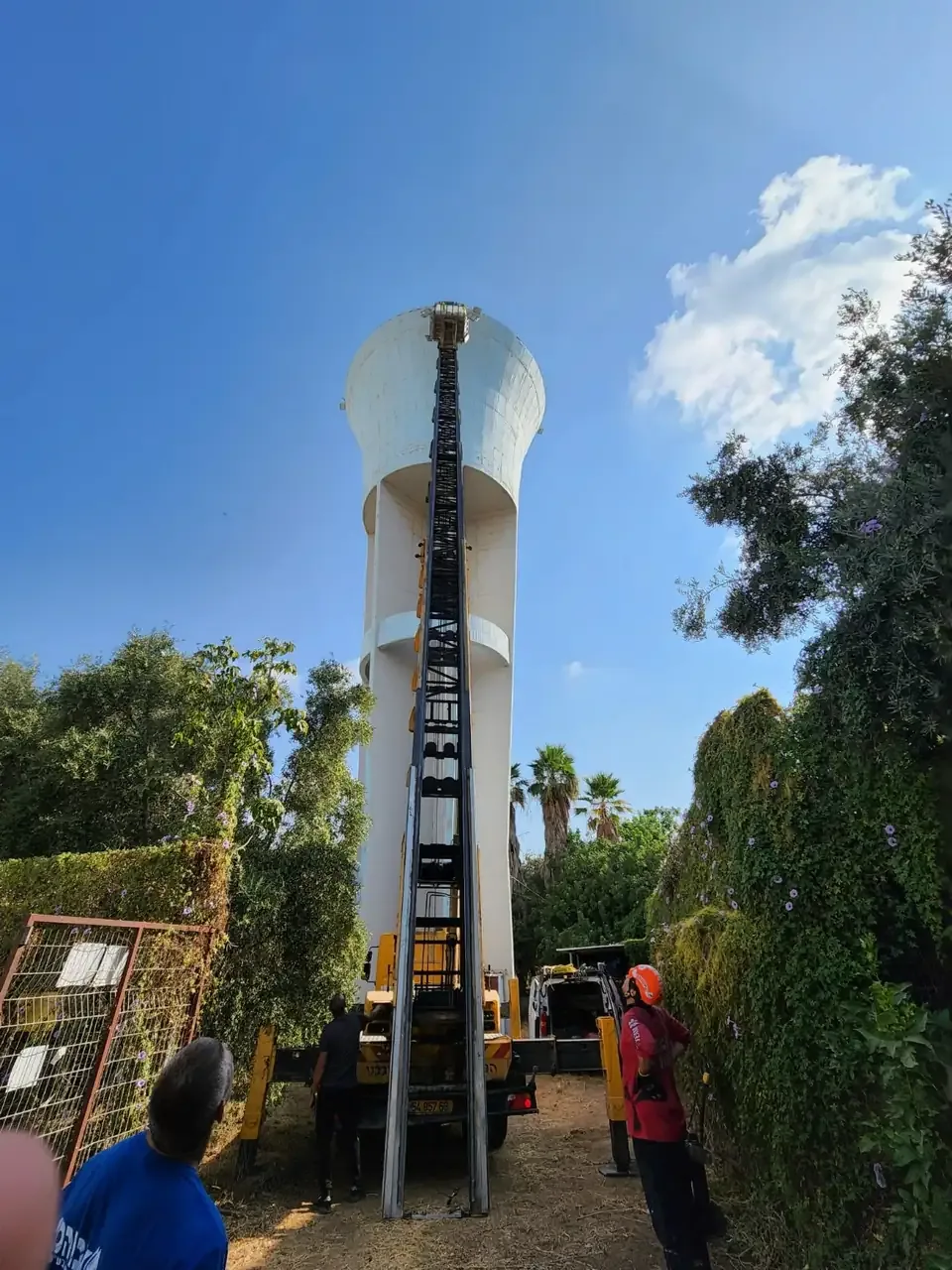 מגדל מים עם ציוד גישה