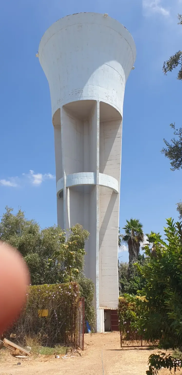 מגדל מים במסגרת עבודת ניקוי וחיטוי